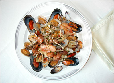 Pasta ai frutti di mare, spagetti alla scolgiera, primi piatte a base di pesce, primi piatti italiani