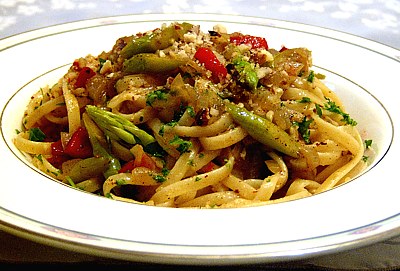 Pesto alla genovese, pesto ligure, trenette o linguine al pesto, primi piatti cucina italiana