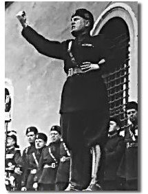 Mussolini durante un comizio