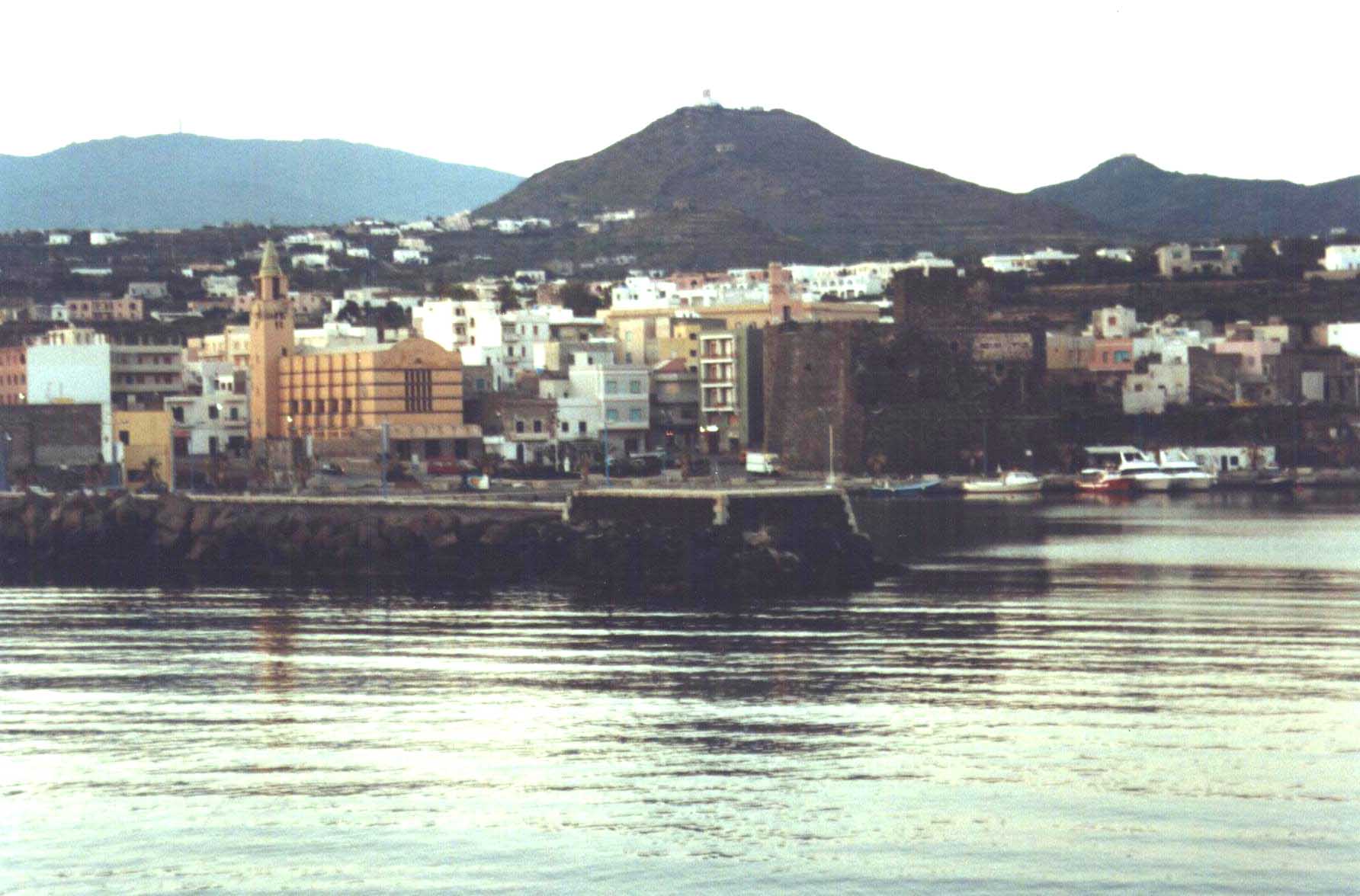 Vue de Pantelleria  l'arrive au port