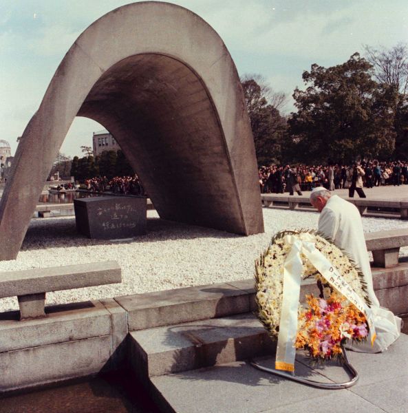 Hiroshima - 25 febbraio 1981 - il Papa in preghiera per le vittime della bomba atomica