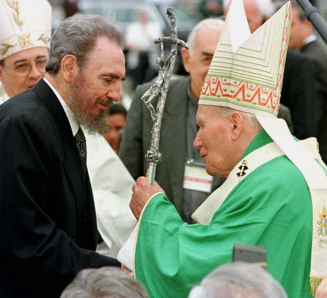 Cuba 27 gennaio 1998 -  Fidel Castro saluta Giovanni Paolo II