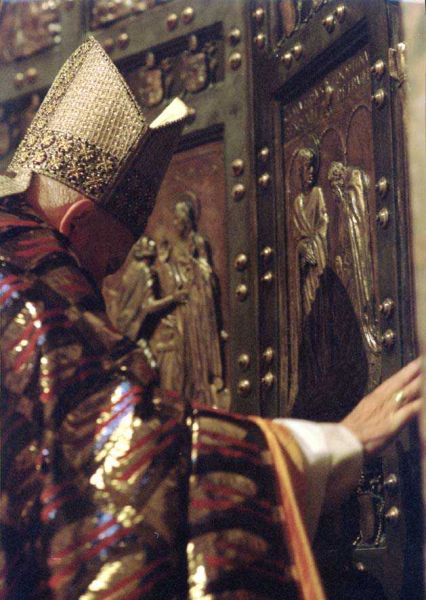 Roma 24 dicembre 1999 - Giovanni Paolo II apre la Porta Santa in san Pietro