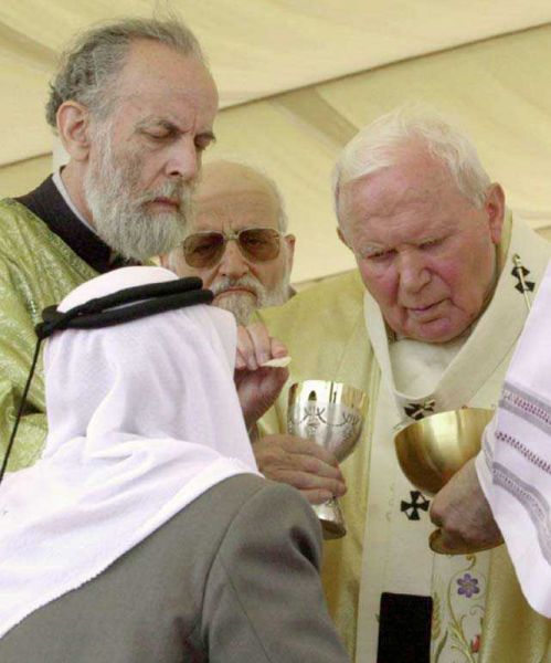 Damasco 6 maggio 2001- il Papa comunica un arabo durante la messa