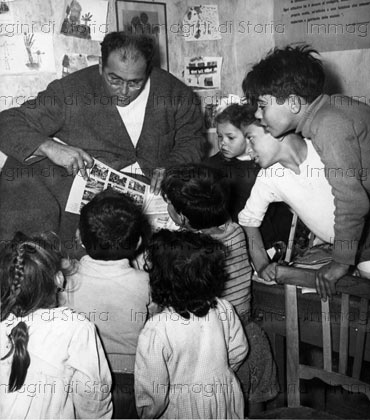 Danilo Dolci con i bambini di una scuola elementare
