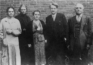  Da sinistra a destra Ade Bethune_Dorothy Day_Dorothy Weston_Jacques Maritain_Peter Maurin nella Catholic Worker House di New York  - 1934