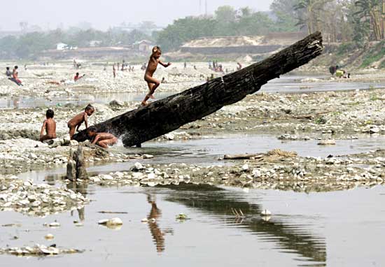 Ragazzi nel fiume Mahananda nord est dell'India