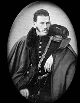 Tolstoj in tenuta di ufficiale d'artiglieria