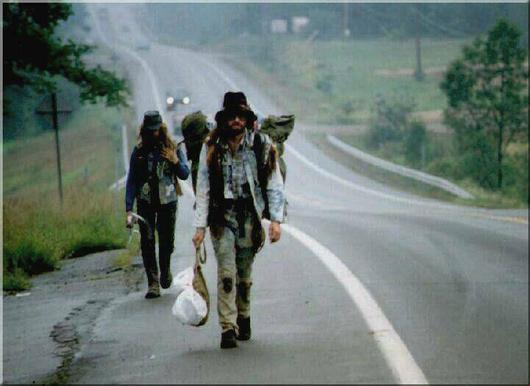 Hippy che raggiungono Woodstock a piedi