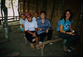 Suor Irma Graça, la sig.ra Antonella e alcune ragazze sui 'tronchi' della vecchia scuola