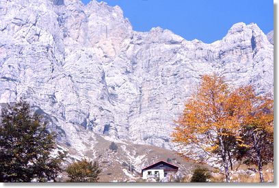 Il rifugio 7 Alpini al Pis Pilon con la parete sud della Schiara
