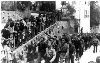I partigiani della <<Cascione>> sfilano a Taggia nei giorni della Liberazione.