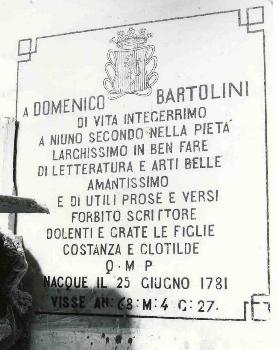 ::Lapide di Domenico Bartolini 
Lapide recente uno stemma e 
un'iscrizione disposta su 13 righe::