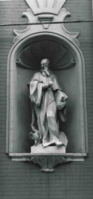 ::Statua raffigurante San Benedetto
Il Santo  raffigurato con un libro nella sinistra 
e un corvo con le ali spiegate ai piedi::