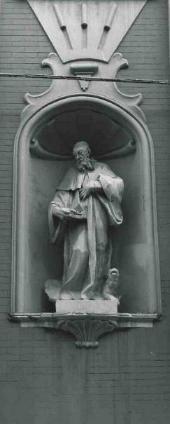 ::Statua raffigurante San Guglielmo
Il Santo  raffigurato con un libro nella destra
e un lupo ai suoi piedi::