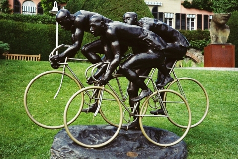 Una statua nel parco olimpico di Losanna