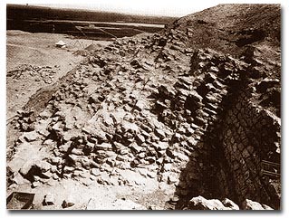 A section of the inclined inner coarses of the Zawiyet el Aryan pyramid (Lehner- The Complete Pyramids p. 95)