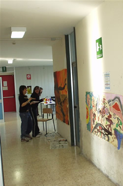 Giovani all'opera in uno dei laboratori autogestiti di pittura