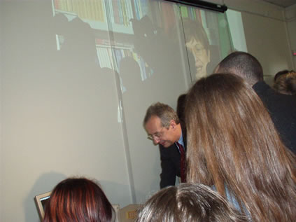 Il sindaco di Roma Walter Veltroni, nella visita alla città Educativa, nella esposizione degli esiti dell'arte al Majorana delle edizioni precedenti(su invito del Consorzio Gioventù Digitale).