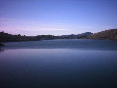 la grande distesa d'acqua del lago più grande vista dalla diga