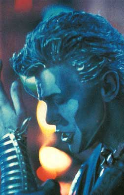 1° versione - Bowie nei panni di Screaming Lord Byron