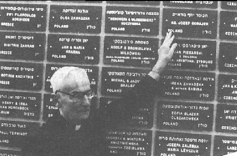 Ks. praat Jzef Gorajek przy honorowej tablicy na Wzgrzu