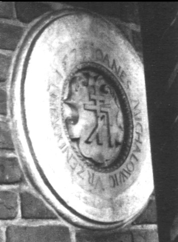Gmerk Jana Michaowicza na cianie zewntrznej kaplicy Padniewskiego na Wawelu.