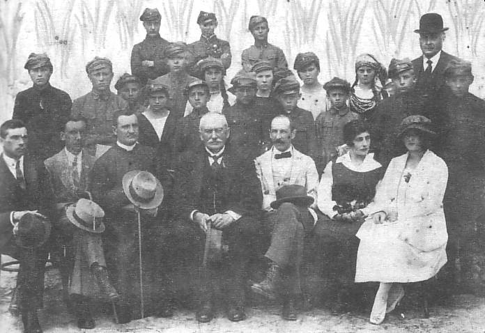 Grono nauczycielskie i uczniowie progimnazjum, ok. 1920 roku