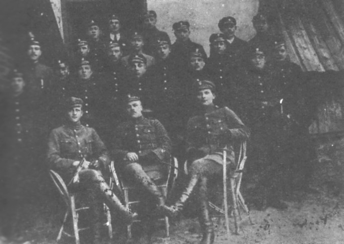Grupa urzdowskich peowiakw po zajciu dworca kolejowego w Kraniku 6 listopada 1918 roku
