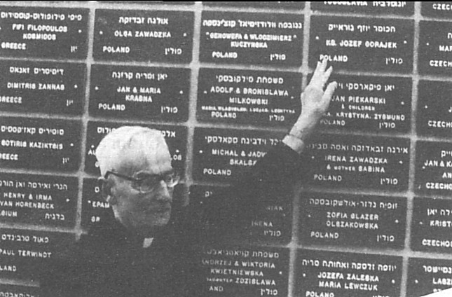 ks. Praat Jzef Gorajek przy pamitkowej tablicy na wzgrzu pamici w Jerozolimie 1992 r.