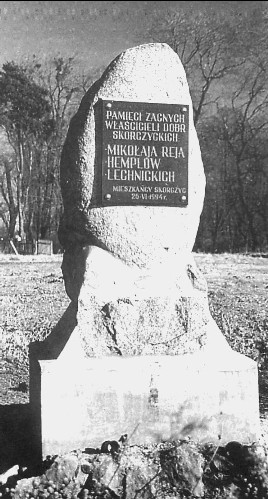 Pomnik powicony byym wacicielom majtku w Skorczycach