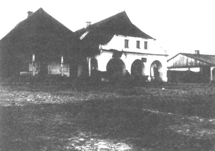 Zabudowa rynku z pocztku XX wieku - cz poudniowa, w budynku pierwszym z lewej strony miecia si Gmina