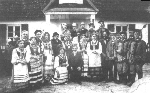 Grupa czonkw zespou teatralnego z Urzdowa przed szko. Budynek ten spon w 1915 r. Foto z 1909 roku.