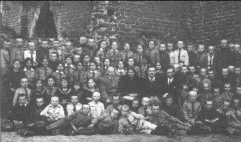 Wycieczka do Sandomierza - modzie szkolna i nauczyciele, rok 1938