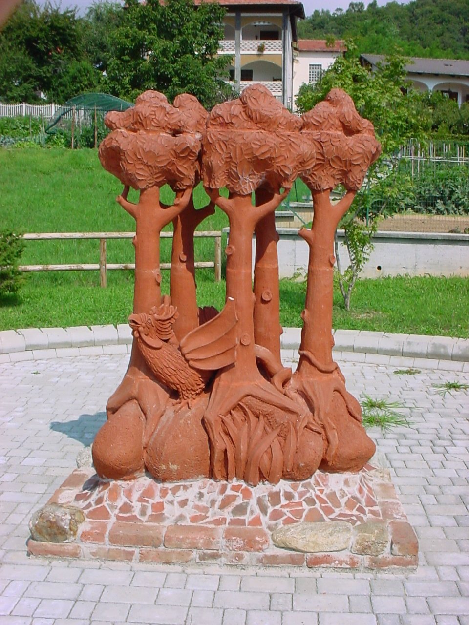 [Particolare del monumento al Basilisco sito nel giardino comunale prospiciente Piazza Don Spagna in Cintano]