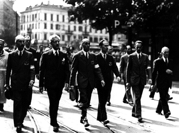 Il Comando generale del CVL sfila a Milano il 5 maggio 1945, alla testa delle forze partigiane. Al centro il generale Cadorna, fiancheggiato da Ferruccio Parri, Luigi Longo ed Enrico Mattei.