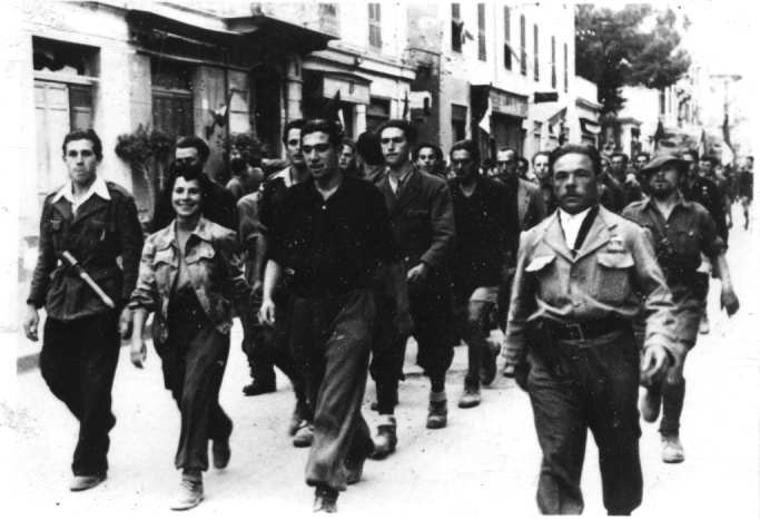 Partigiani della V brigata della divisione Cascione sfilano a Sanremo subito dopo la Liberazione.