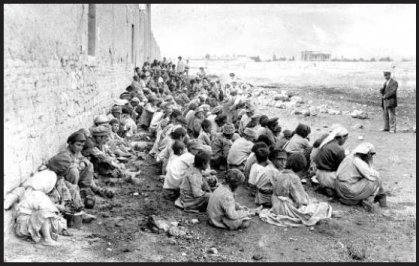 [ foto CORBIS - bambini armeni che attendono la distribuzione di cibo in un campo profughi ]